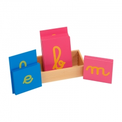Lettres rugueuses lettres cursives avec boîte.